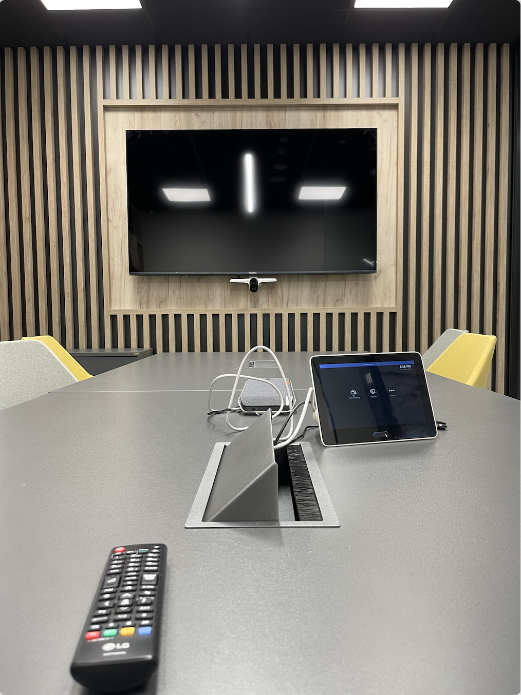 Sala z panelami akustycznymi i systemem konferencyjnym