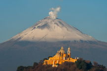 Iglesia de Nuestra Señora de los Remedios y el volcán Popocatépetl, México