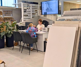 Konsultacja z doradcą w Salonie Łazienek W&oacute;jcik przy ul. Makuszyńskiego w Krakowie