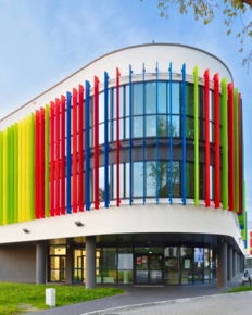 Spotykamy się w każdą sobotę o 10:00 w Szkole Podstawowej nr 20, ul. Agatowa 41 w Krakowie (Złocień). Lokalizacja jest wygodna dla rodzin z okolicy oraz łatwo do niej dojechać praktycznie z każdej części Krakowa i okolic.