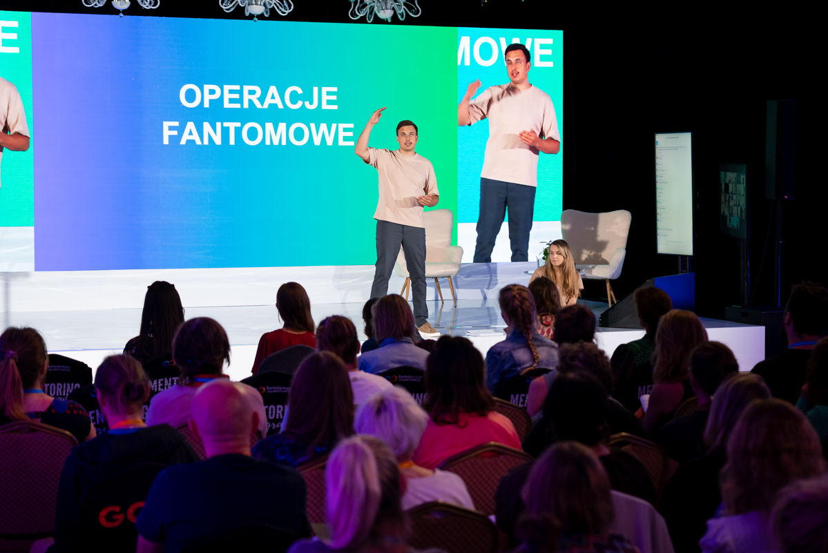 Paweł Sado prowadzi zajęcia na sali Life Energy: Operacje fantomowe