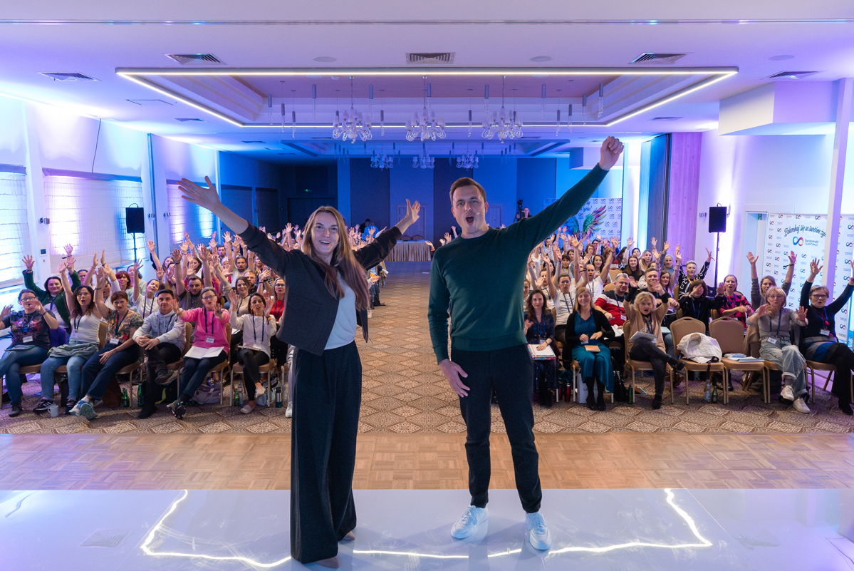 Magda i Paweł przed grupą uczestników