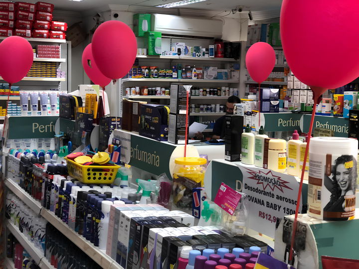 Corredor da Drogaria Express com variedade de produtos de higiene e cosméticos em Brasília