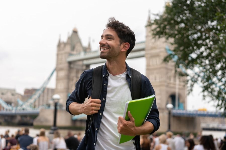 Studente Elab Education davanti al Tower Bridge, Londra