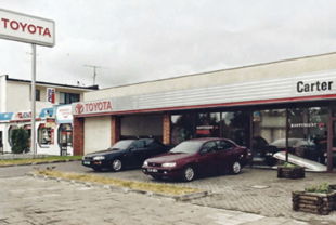 Para kibic&oacute;w mężczyzna i kobieta kibicują Legii