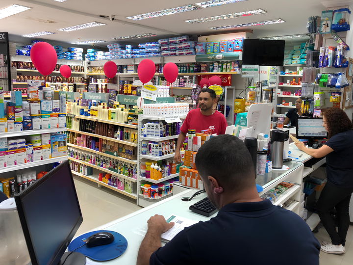 Interior da Drogaria Express com prateleiras de medicamentos e perfumaria em Taguatinga