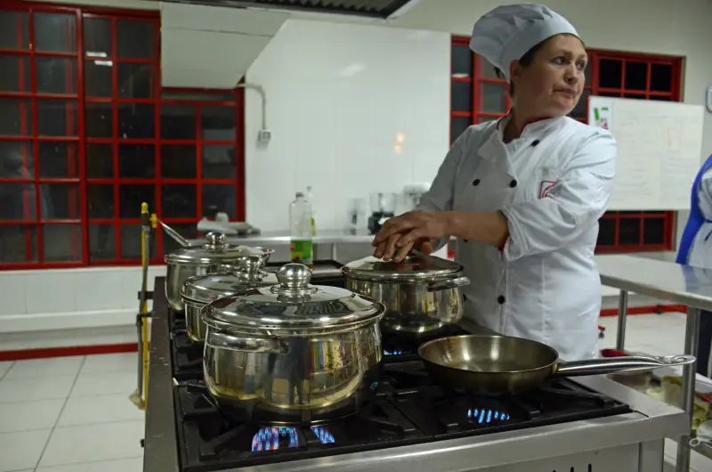 Estudiante de gastronomía cocinando en el taller de Infocap