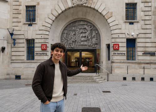 Studente Elab Education davanti alla London School of Economics
