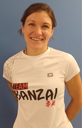 Joanna Maj od wielu lat pracuje z dziećmi i rodzicami. Ma wyjątkowe wyczucie — potrafi stworzyć spokojną, przyjazną atmosferę, w której dzieci szybko się odnajdują i chętnie angażują w zabawy.