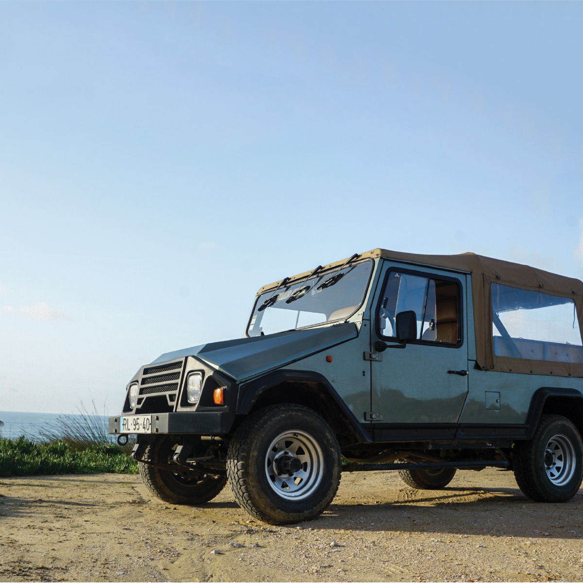 Jipe UMM em passeio off-road por trilhos naturais, atividade de team building com aventura