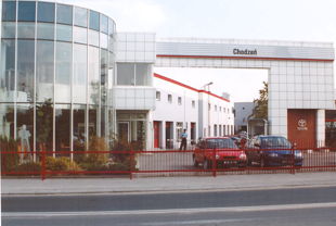 Para kibic&oacute;w mężczyzna i kobieta kibicują Legii