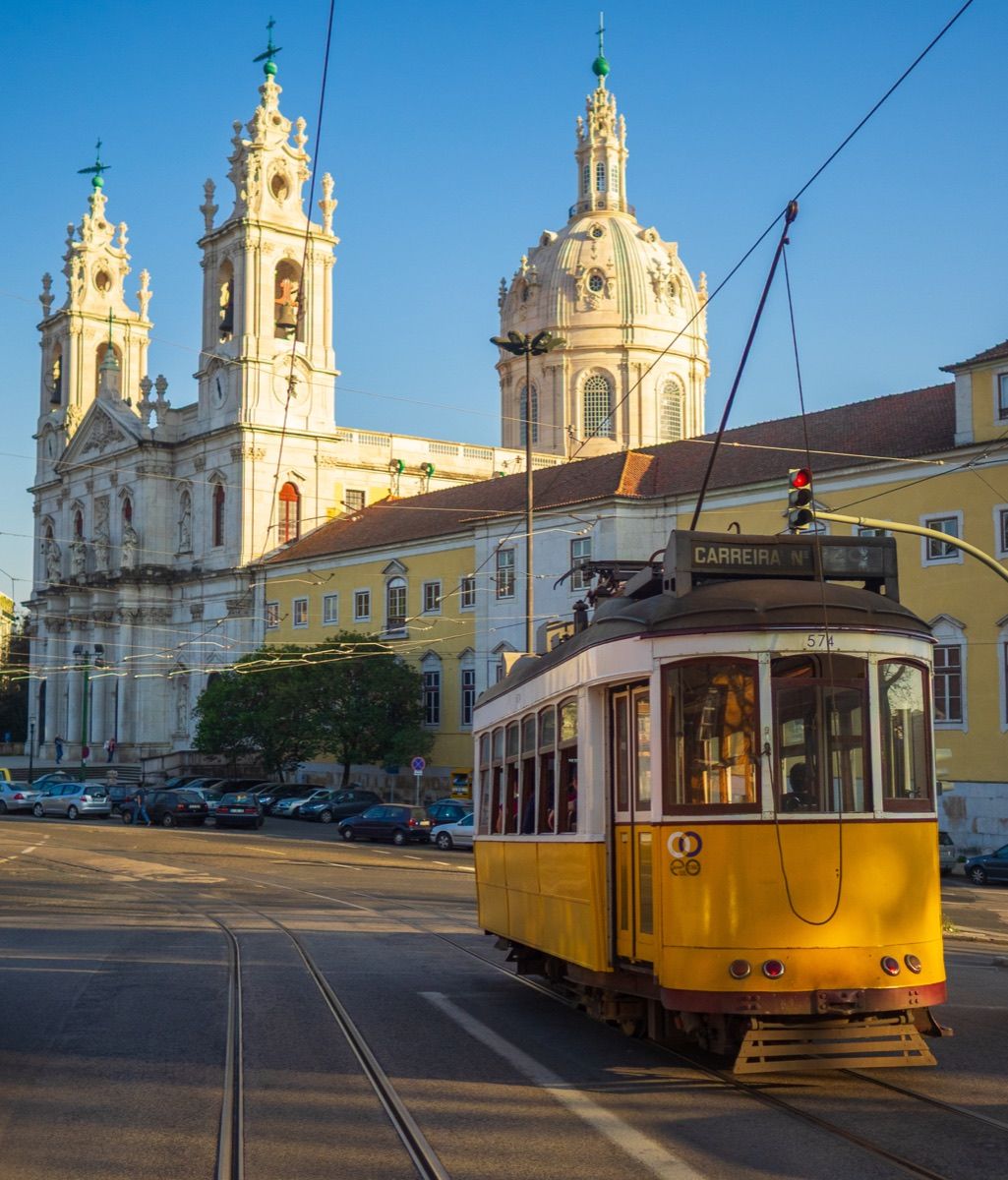 Elétrico amarelo em frente à Basílica da Estrela, em Lisboa
