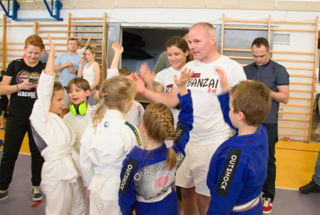 Przygotowaliśmy ten dział, aby pomóc rodzicom i uczestnikom lepiej zrozumieć zasady obowiązujące w Banzai Jiu Jitsu.