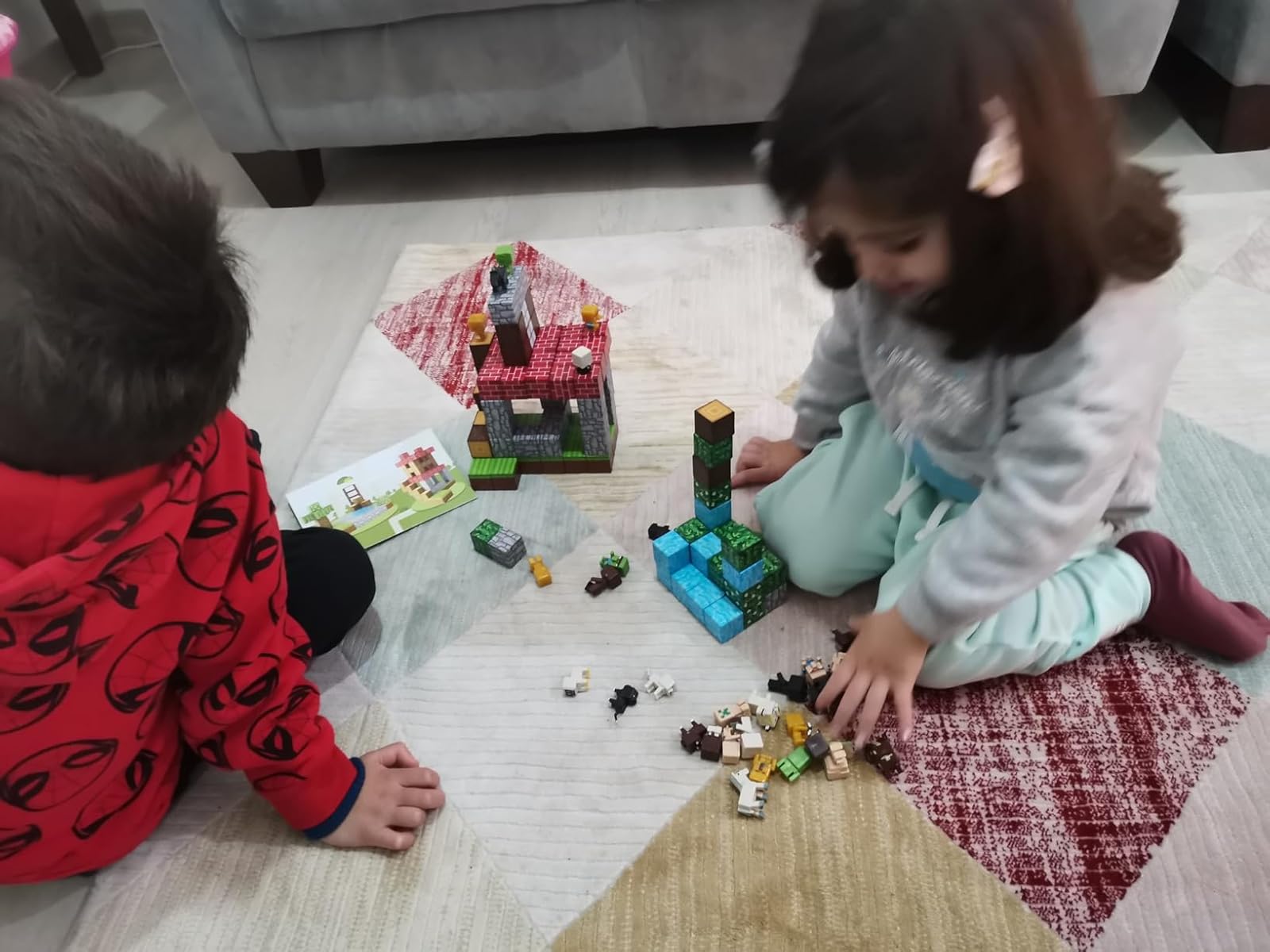 Netos do Pedro brincando com os blocos no chão