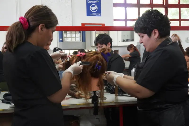Clase de peluquería en el taller de Infocap