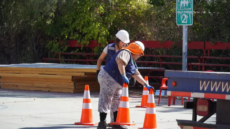Trazado de obra con conos de señalización