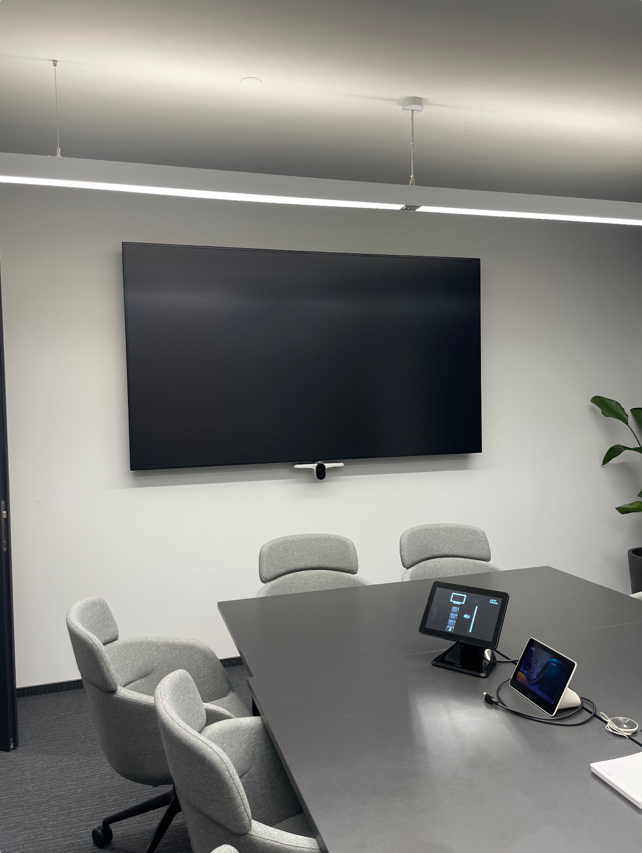Sala konferencyjna z ekranem i systemem wideokonferencyjnym