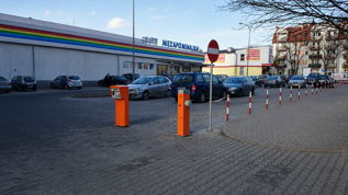 Stahl-Carport neben der Garage von STAHL PROJEKT &ndash; praktische L&ouml;sung zum Schutz von Fahrzeugen