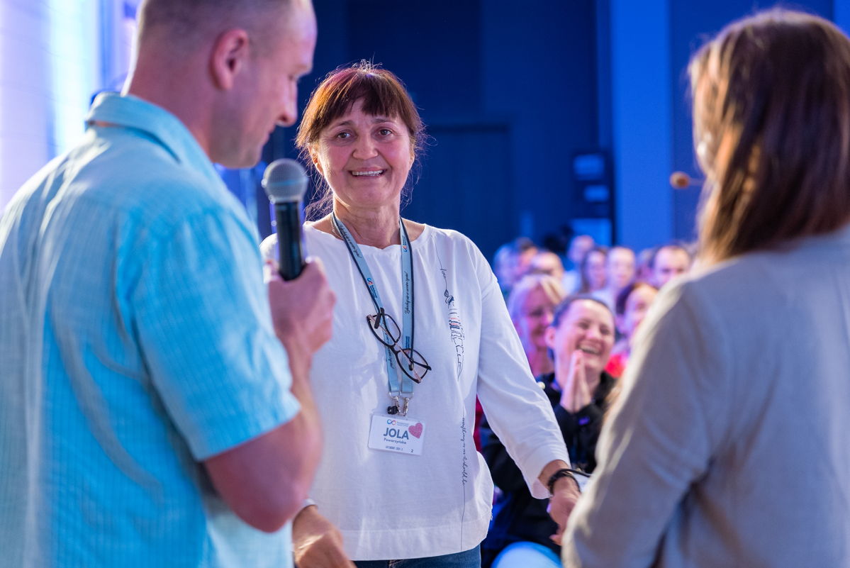 Paweł w pracy z uczestniczką na sali
