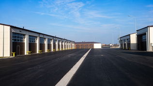 Stahl-Carport neben der Garage von STAHL PROJEKT &ndash; praktische L&ouml;sung zum Schutz von Fahrzeugen