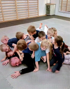 Zajęcia zaczynają się od krótkiej, wspólnej rozgrzewki rodzica z dzieckiem – spokojnej i prostej, żeby każdy czuł się pewnie.